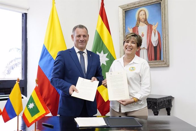 El director insular de Acción Exterior del Cabildo de Tenerife, Pedro González, en la firma de un convenio de cooperación con Cartagena de Indias