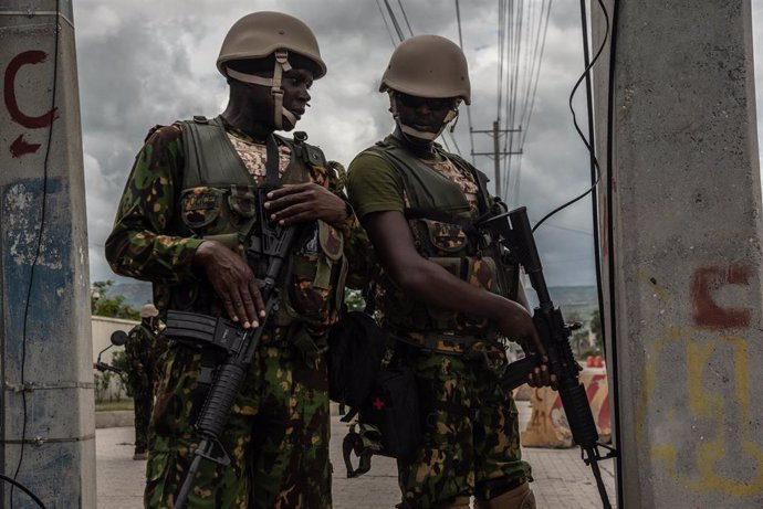 Archivo - Dos policías de Kenia patrullan en Puerto Príncipe, Haití