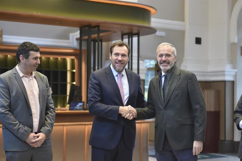 El ministro de Transportes y Movilidad Sostenible, Óscar Puente, mantiene un encuentro con el presidente de Aragón, Jorge Azcón,.