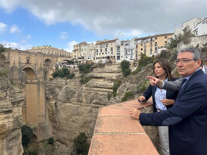 El presidente de la Diputación, Francisco Salado, y la alcaldesa de Ronda, María de la Paz Fernández, en la zona del Tajo de Ronda donde va a comenzar la segunda fase de las obras de la paarela que permitirá disfrutar de este paraje de una nueva forma.