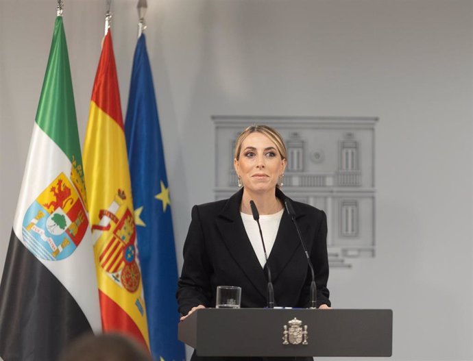 La presidenta de la Junta de Extremadura, María Guardiola, ofrece una rueda de prensa tras un encuentro con el presidente del Gobierno, Pedro Sánchez, en el Complejo de La Moncloa, a