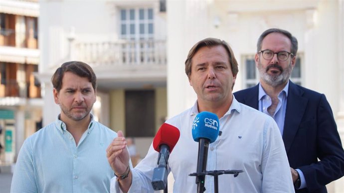 El secretario general del PP de Andalucía, Antonio Repullo, con Adolfo Molina y Fernando Priego.