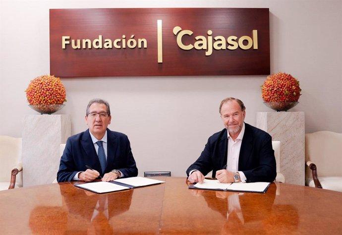 El presidente de la Fundación Cajasol, Antonio Pulido (izquierda), y el presidente de la Federación Onubense de Empresarios, José Luis García-Palacios Álvarez.