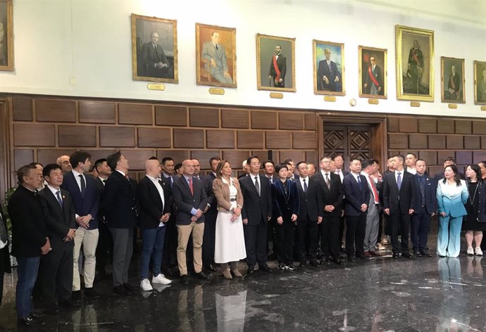 La alcaldesa de Zaragoza, Natalia Chueca, con una delegación china encabezada por su homólogo de la ciudad de Lishui, Wu Zhunze