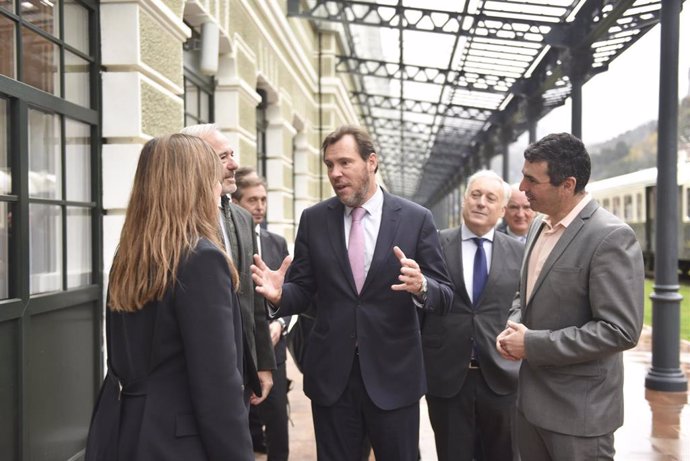 El ministro de Transportes y Movilidad Sostenible, Óscar Puente, mantiene un encuentro con el presidente de Aragón, Jorge Azcón, en el vagón Canfranc Express.