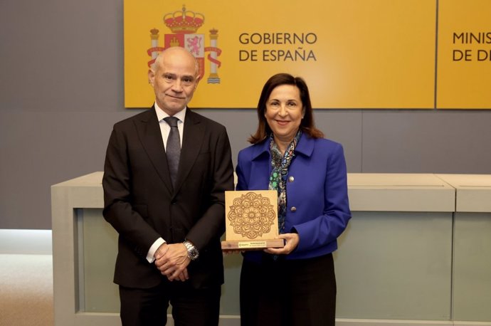 Caramanza y Margarita Robles con el premio 'Barahak'.