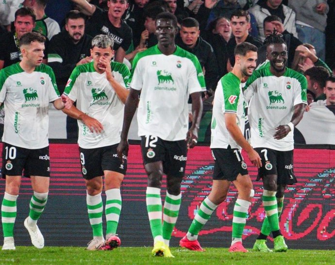 Los jugadores del Racing de Santander celebrando un gol.