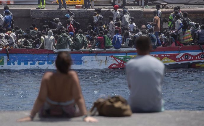 Archivo - Llegada de un cayuco al puerto de La Restinga, a 28 de agosto de 2024, en El Hierro, Canarias (España). Salvamento Marítimo y la Guardia Civil han rescatado un segundo cayuco con cerca de 250 migrantes a bordo. Tras desembarcar en el puerto han 