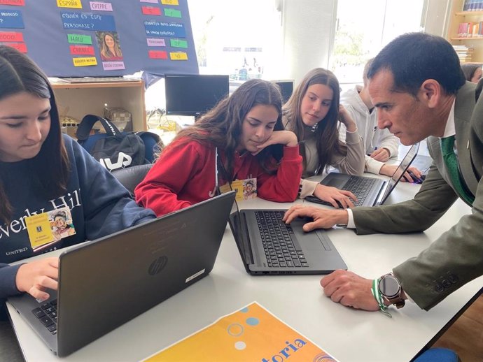 El delegado de Desarrollo Educativo, Francisco José Solano, maneja un ordenador en un aula.