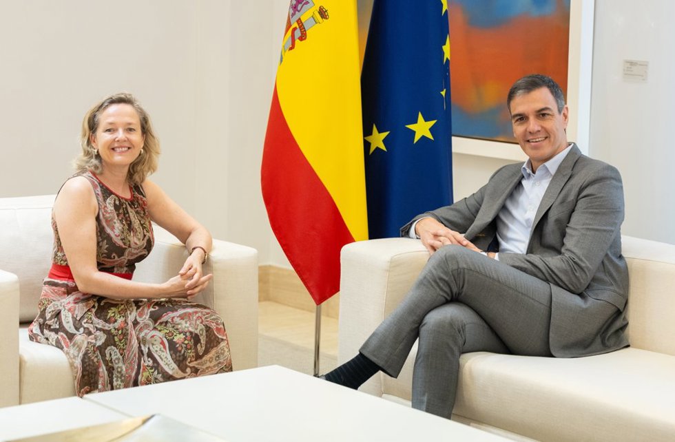El presidente del Gobierno, Pedro Sánchez, se reúne con la presidenta del Banco Europeo de Inversiones, Nadia Calviño, en el Palacio de la Moncloa, a 29 de julio de 2024, en Madrid (España).