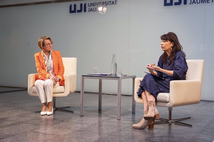 La ministra d'Igualtat, Ana Redondo, en la seua visita a la UJI