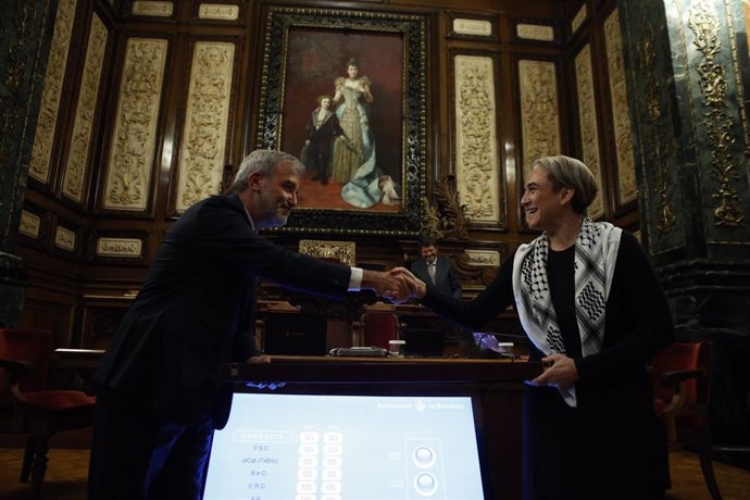 El alcalde de Barcelona, Jaume Collboni, entrega a la exalcaldesa Ada Colau la vara de alcalde de la ciudad