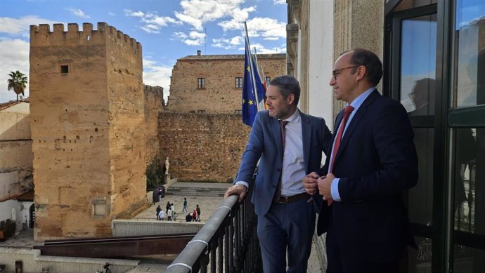 El ministro de Cultura de Costa Rica, Jorge Rodríguez Viles, con el alcalde de Cáceres,  Rafael Mateos.