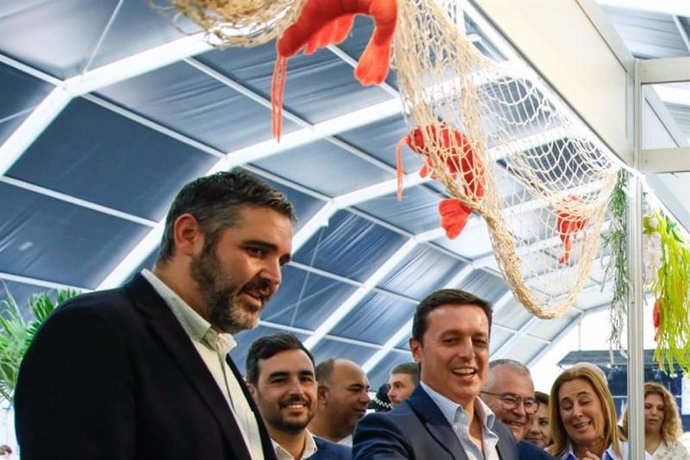 Las autoridades visitan los expositores con platos preparados con la gamba roja de Garrucha (Almería).