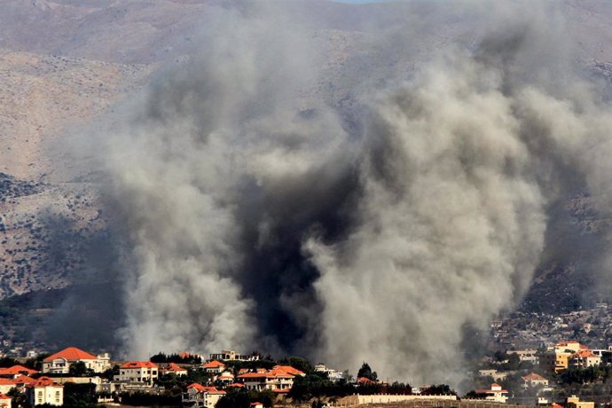 Columna de humo en Kfar Lila, en el sur de Líbano, tras un ataque israelí