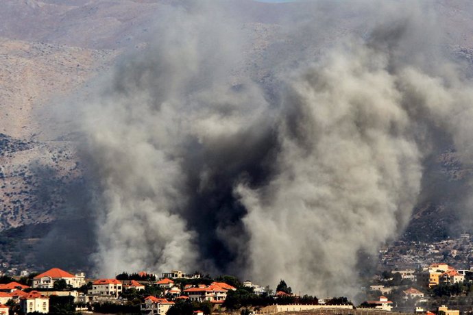 23 October 2024, Lebanon, Kfar Kila: Smoke billows from the southern Lebanese border village of Kfar Kila, following Israeli airstrikes amid the ongoing conflict between Israel and pro-Iranian Hezbollah. Photo: Marwan Naamani/dpa