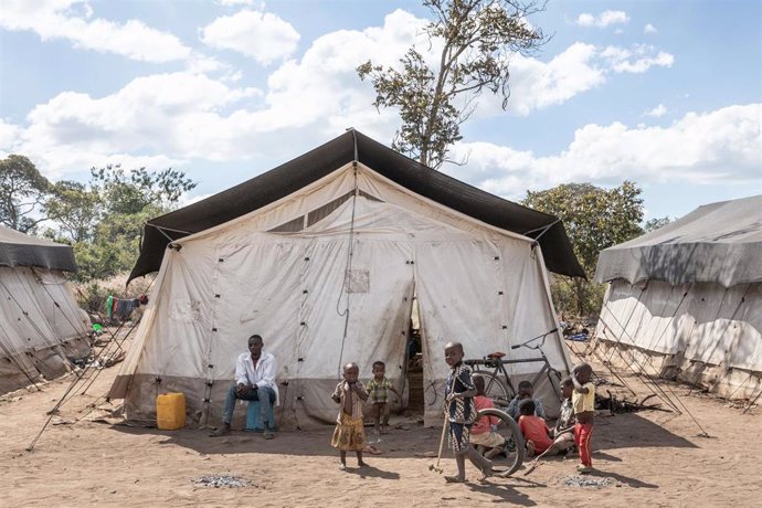 Archivo - Desplazados instalados en campamento en Mozambique