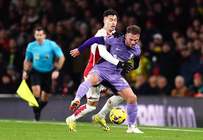 Archivo - Gabriel Martinelli y Alexis Mac Allister en un Arsenal-Liverpool de la pasada temporada