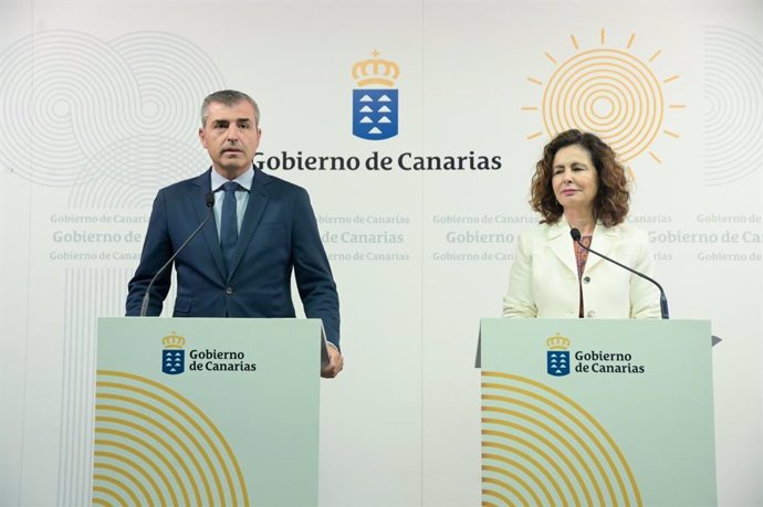 El vicepresidente de Canarias, Manuel Domínguez, y la consejera de Hacienda, Matilde Asián, en una rueda de prensa para presentar la emisión de deuda pública