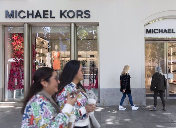 Archivo - Varias personas pasan por una tienda de Michael Kors, en la milla de oro de Madrid, a 3 de mayo de 2024, en Madrid (España).