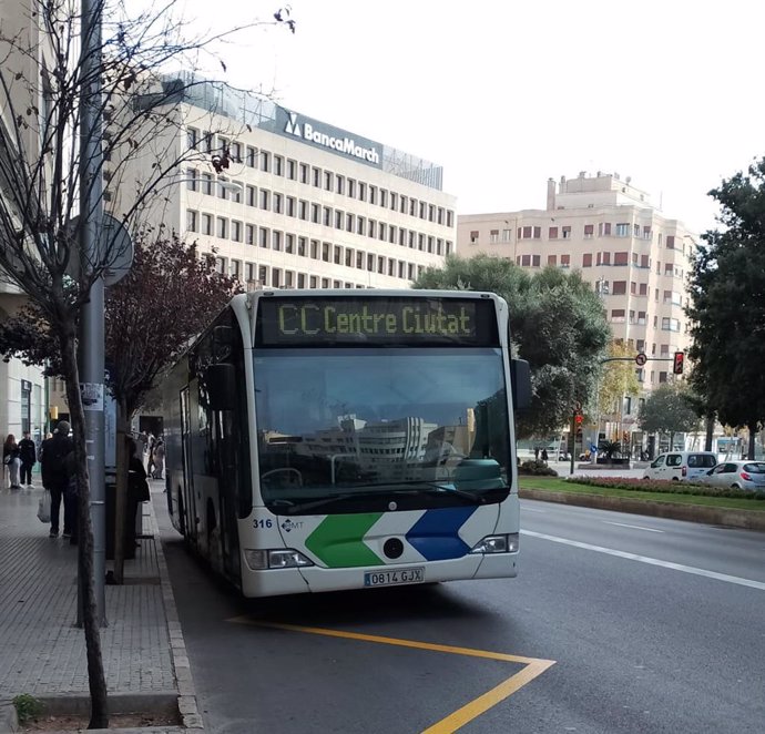 Archivo - Un autobús urbano de la EMT de Palma.