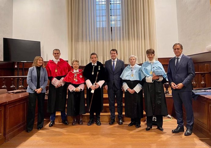 Autoridades junto a las dos nuevas 'honoris causa' de la USAL, Araceli Mangas y Eulalia Pérez Sedeño.