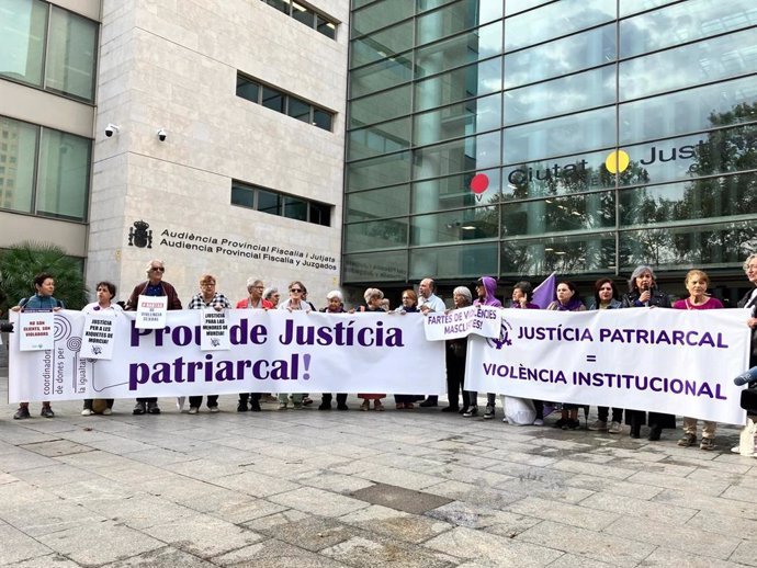 Imatge de la protesta davant de la Ciutat de la Justícia de València