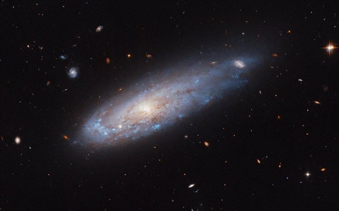 Esta imagen del telescopio espacial Hubble de la NASA/ESA muestra la galaxia espiral IC 3225.