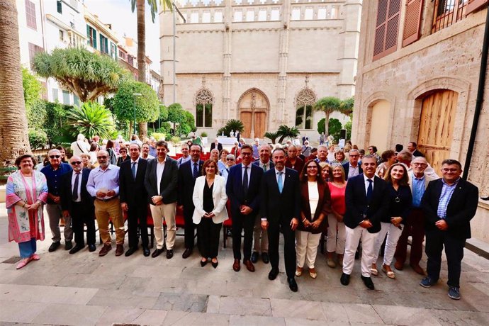 Los consellers del Govern y los funcionarios jubilados que han recibido el homenaje, en el Consolat de Mar.