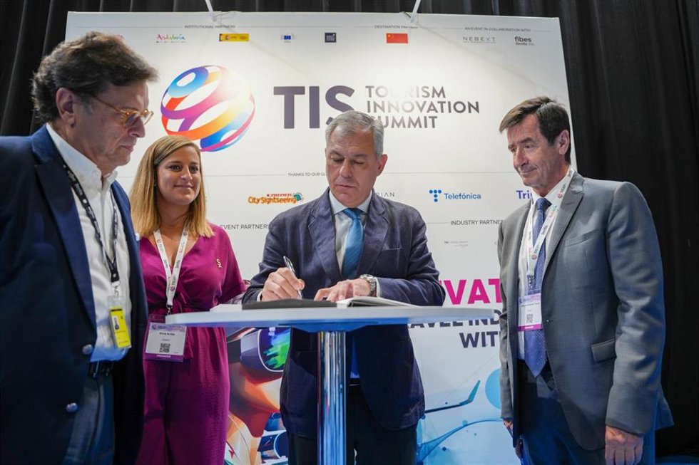 El alcalde de Sevilla, en la clausura de la quinta edición del TIS 2024, en Fibes.