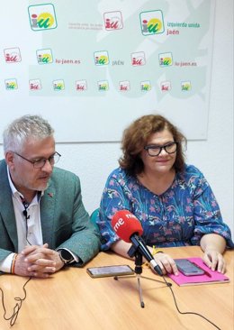 Engracia Rivera, junto a Francisco José López, miembro de la dirección provincial de IU en Jaén y secretario provincial del PCE.