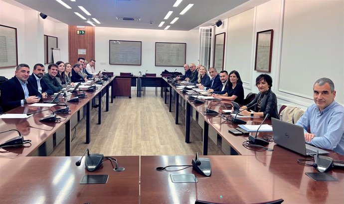 Un momento de la reunión, presidida por el consejero Chivite.