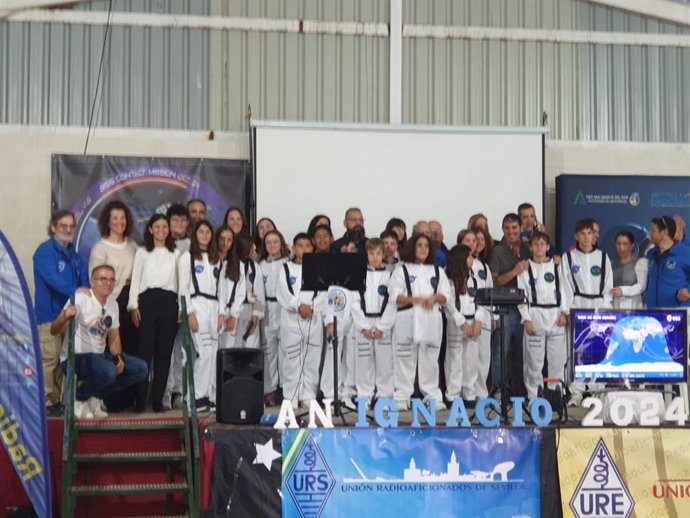 Alumnos del colegio San Ignacio del Viar en el acto de su radioconferencia con la estación espacial internacional