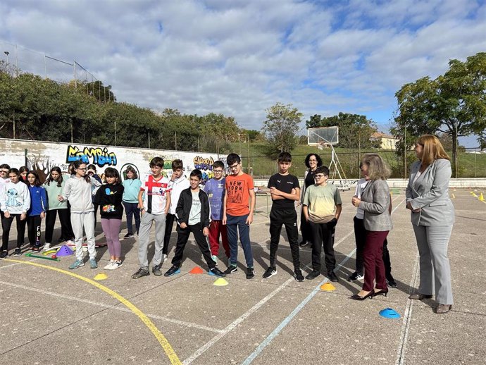 La consejera de Educación, Mercedes Vaquera, presenta el programa 'Activa-Mente' en el IES Al-Qázeres