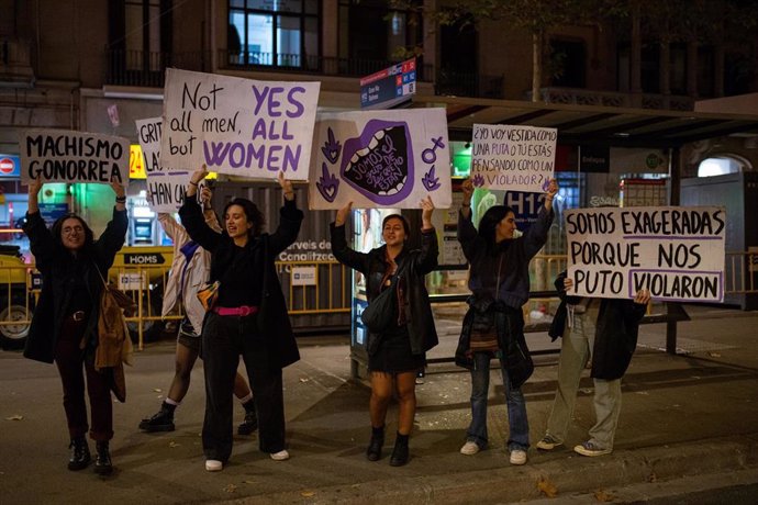 Archivo - Varias mujeres muestran carteles, durante una manifestación por el 25N, a 25 de noviembre de 2023, en Barcelona, Catalunya (España). 