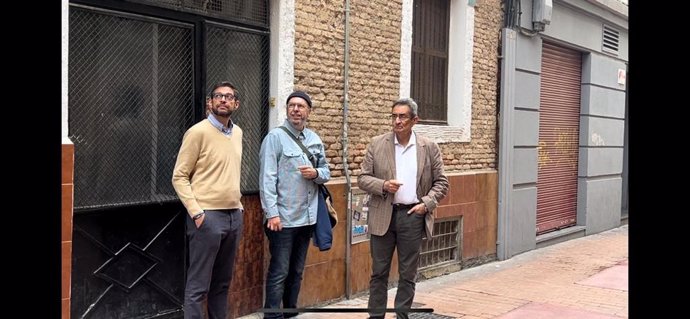 El presidente de la Junta de Distrito Casco Histórico y concejal de VOX en el Ayuntamiento de Zaragoza, Armando Martínez, junto al portavoz del grupo municipal de VOX, Julio Calvo, al lado del edificio declarado ruina en la calle Cerezo