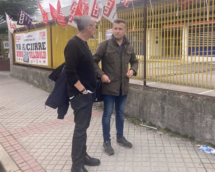 Félix Fernández (d), a la salida de la planta de Bimbo en Valladolid tras atender a los medios.