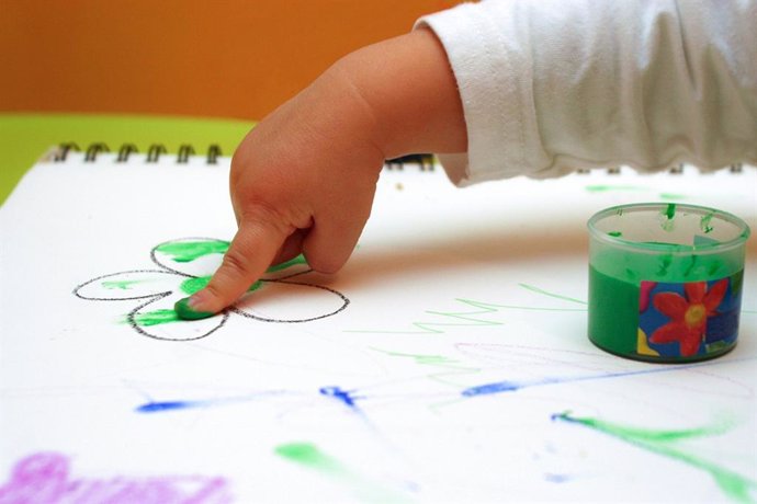 Archivo - Un niño pintando en una escuela.