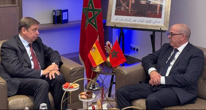 El ministro de Agricultura, Pesca y Alimentación, Luis Planas, y el titular de Agricultura, Pesca Marítima, Desarrollo Rural, Agua y Bosques de Marruecos, Ahmed El Bouari, en un encuentro en Rabat (Marruecos)