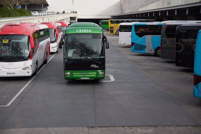 Archivo - Autobuses en la estación sur de autobuses de Méndez Álvaro