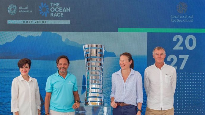 Foto de familia tras presentar a AMAALA como final de The Ocean Race 2027