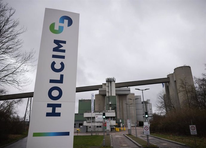 Archivo - Logo de Holcim en una de sus plantas de Alemania.