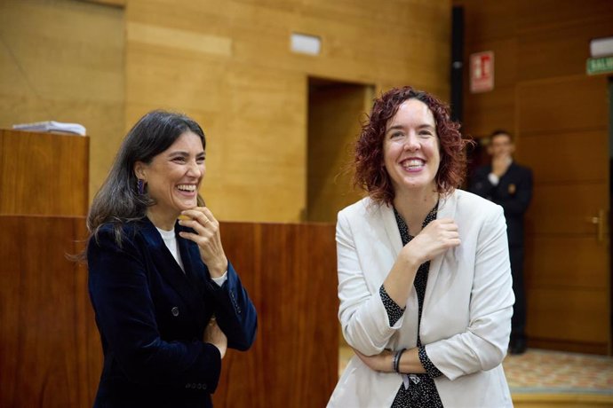 (I-D) La portavoz del grupo parlamentario Más Madrid en la Asamblea de Madrid, Manuela Bergerot, y la portavoz adjunta del grupo parlamentario Más Madrid, María Pastor (miembro de Verdes-EQUO)