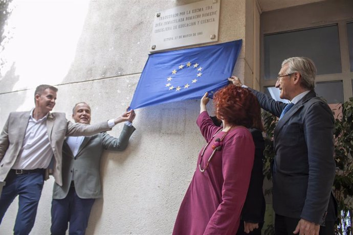 Descubrimiento de la placa que reconocimiento al IES Aguilar y Cano con el 'Label France Education'.