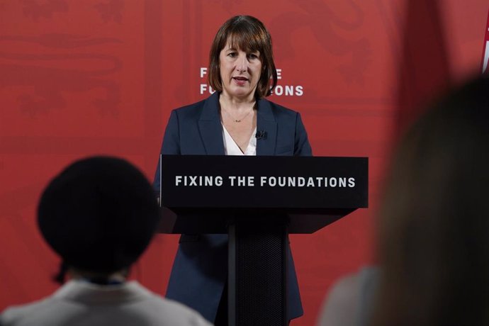 Archivo - 29 July 2024, United Kingdom, London: British Chancellor of the Exchequer Rachel Reeves speaks during a press conference following her statement to the House of Commons on the findings of the Treasury audit into the state of the public finances.