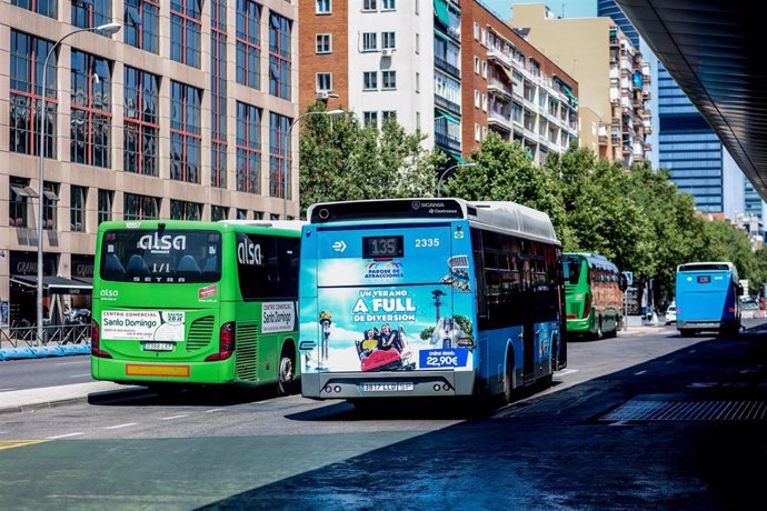 Archivo - Un autobús de la EMT y otro interurbano 