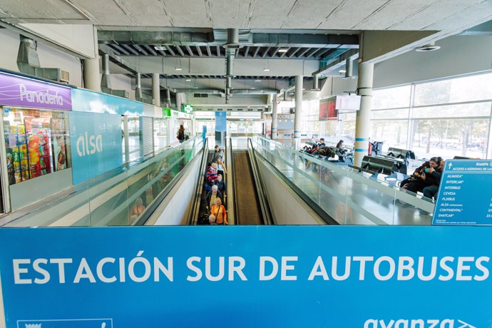 Pasajeros durante una huelga de conductores de autobús, en la estación SUR de Méndez Álvaro, a 28 de octubre de 2024, en Madrid (España). Más de 80.