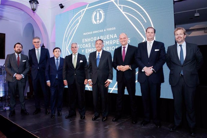 Foto de familia con los premiados por el Círculo Mercantil e Industrial de Sevilla.