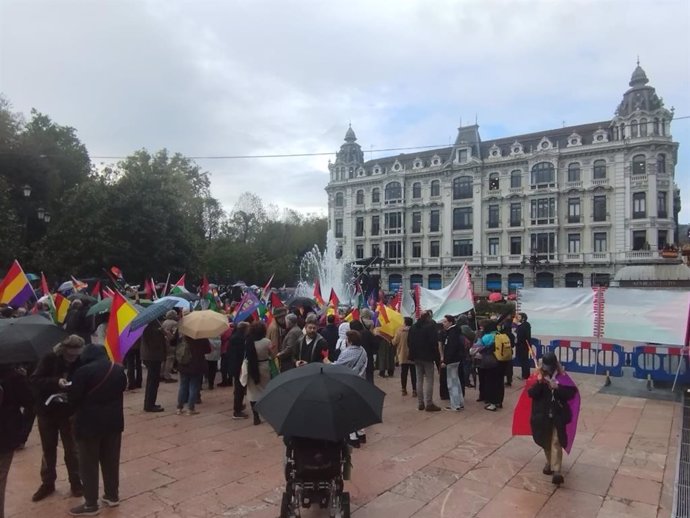 Manifestación a favor de Palestina ante el Teatro Campoamor.