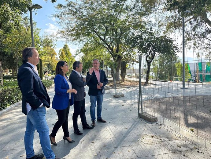 Millán con concejales del PSOE visitan el exterior del centro de salud Alameda